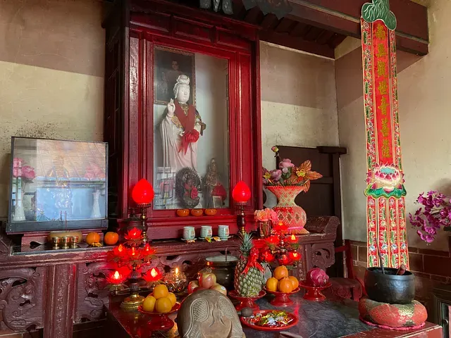 純白的雕像因為過年,也披上傳統喜氣的大紅圍巾 ---攝於20240211 by Ching 慶