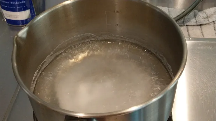 煮鹽水。(其實可能不必這麼麻煩)