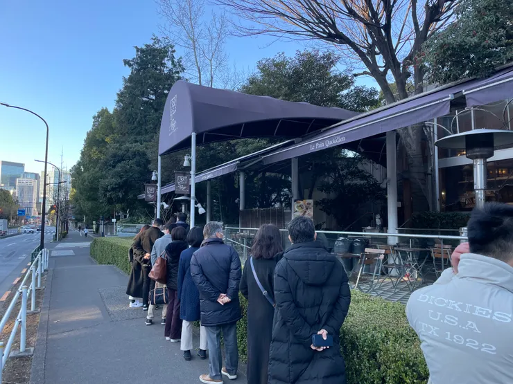 還沒開門前就已經在排隊