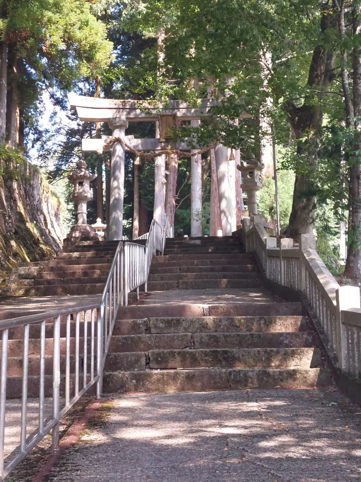 通往神社深處的樓梯，這段也是<<你的名字>>的知名取景地點，但我這張距離抓得太近了，感覺還不夠還原電影裡的樣子，有點可惜