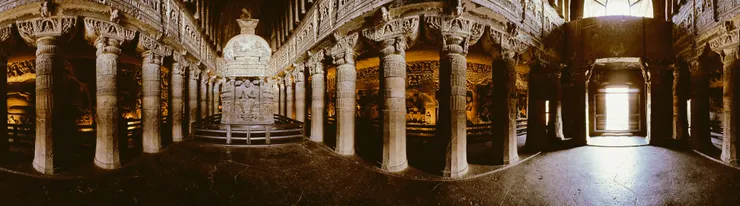 印度阿旃陀石窟第26窟的塔廟是覆缽塔造型-取自佛教海線絲綢之路新媒體藝術特展圖錄