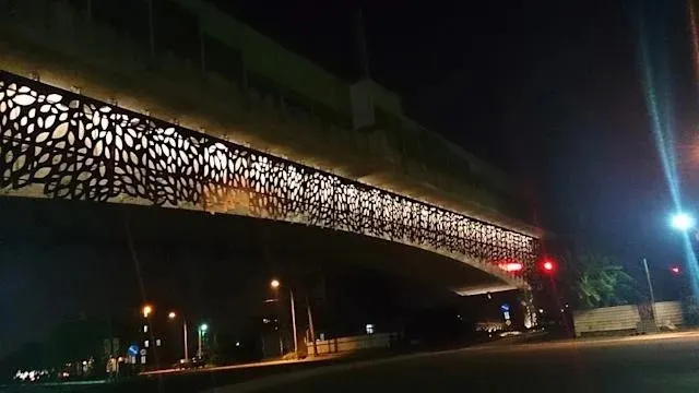 2014年美化了高架橋，卻忽略了夜間通行的安全 