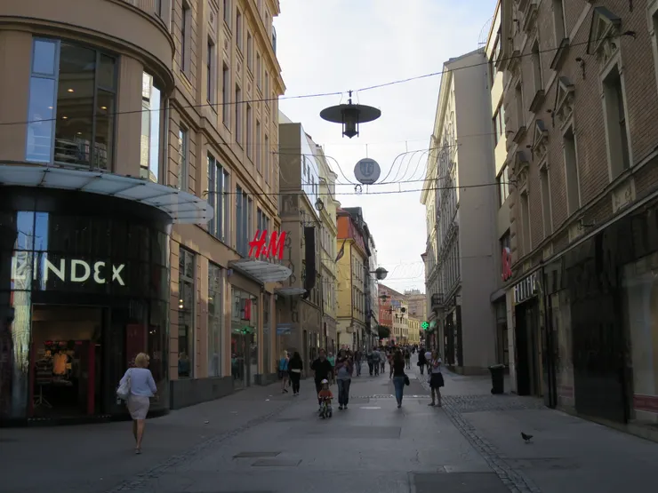 自由廣場周邊也是購物大街，逛市集累了或冷了，也可以到商店吹吹暖氣