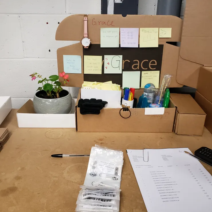 我在倉庫的工作枱，物資有條理，工作更順暢。