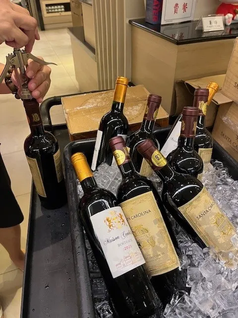 滿滿的紅酒冰鎮中