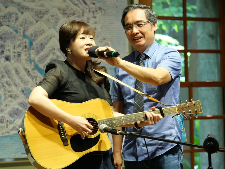 ▲開場由客家歌手劉慧卿與陳板老師聯袂帶來「日仔恁靚」為樟之細路獻上祝福。