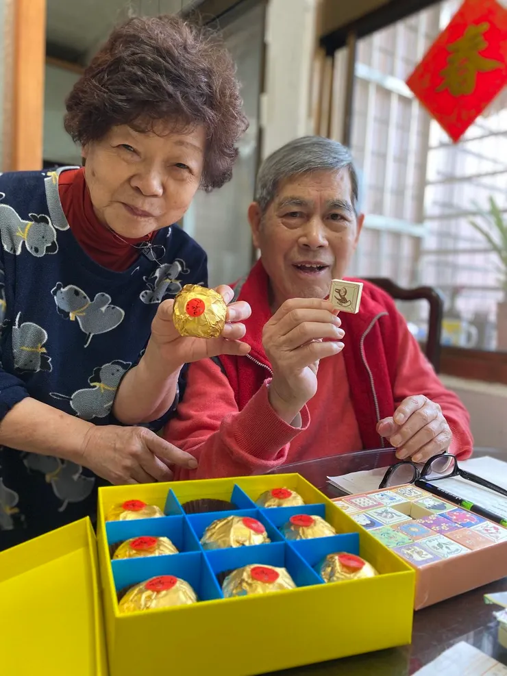 老爸術後收到表弟顯光探望點心與媽媽高興的合照