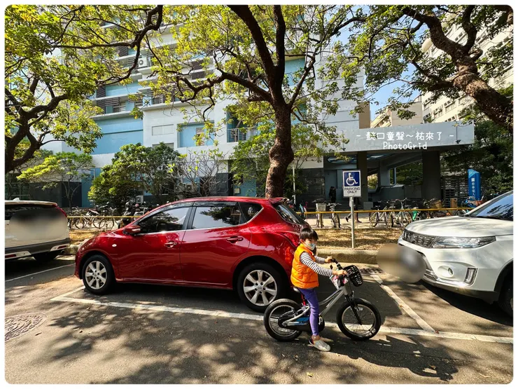 照片裡這兩台都是佔用，請把位置留給最有需要的族群♿️。即使空著也不佔用，因為你不知道何時會有特殊族群需要。
