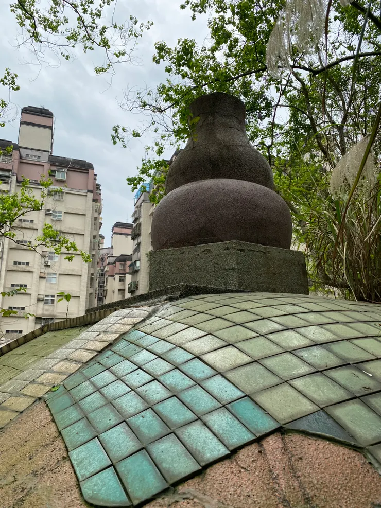 中央的葫蘆及琉璃磚