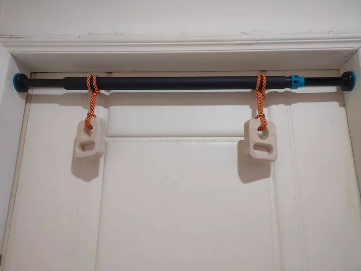 門框單槓加上小塊指力板,就完成了最簡易的一套訓練組合,總價甚至不超過2千元。