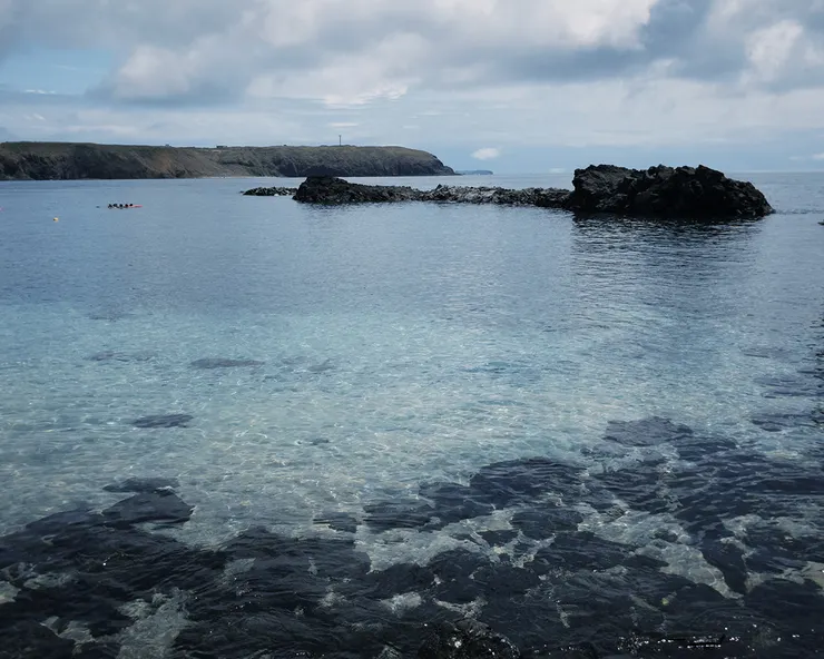 七美近海｜跳下海的那片透明藍 　「我沒有去雙心石滬，只選擇遇到海就下水。」