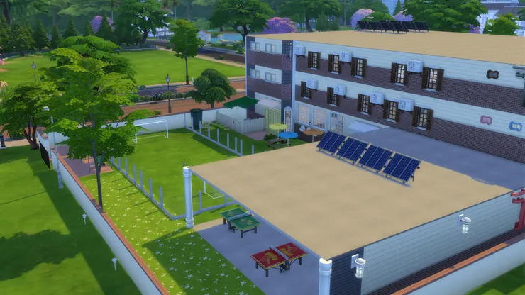 有蓋操場上安排了太陽能發電板，幫補一下學校的電費。