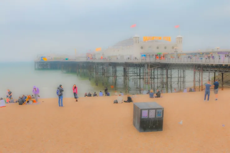 布萊頓的海灘以及上方深入海中的遊樂園一景