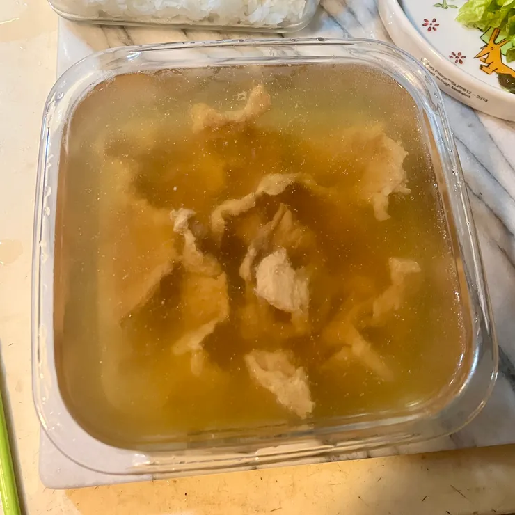 將肉片放入高湯中，這時肉片的油脂也會溶出來進高湯裡。