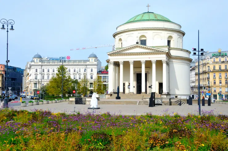 【早上前往中央公園散步途中經過三十字廣場（Plac Trzech Krzyży），中心建築為聖亞歷山大教堂（Kościół św. Aleksandra）。 】