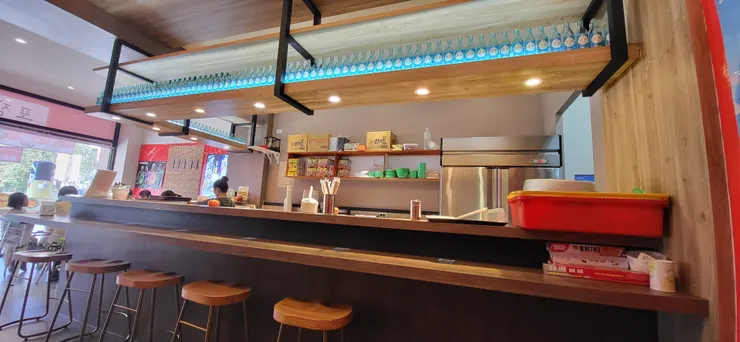 感覺有點像時韓劇裡面會有的酒吧的場景