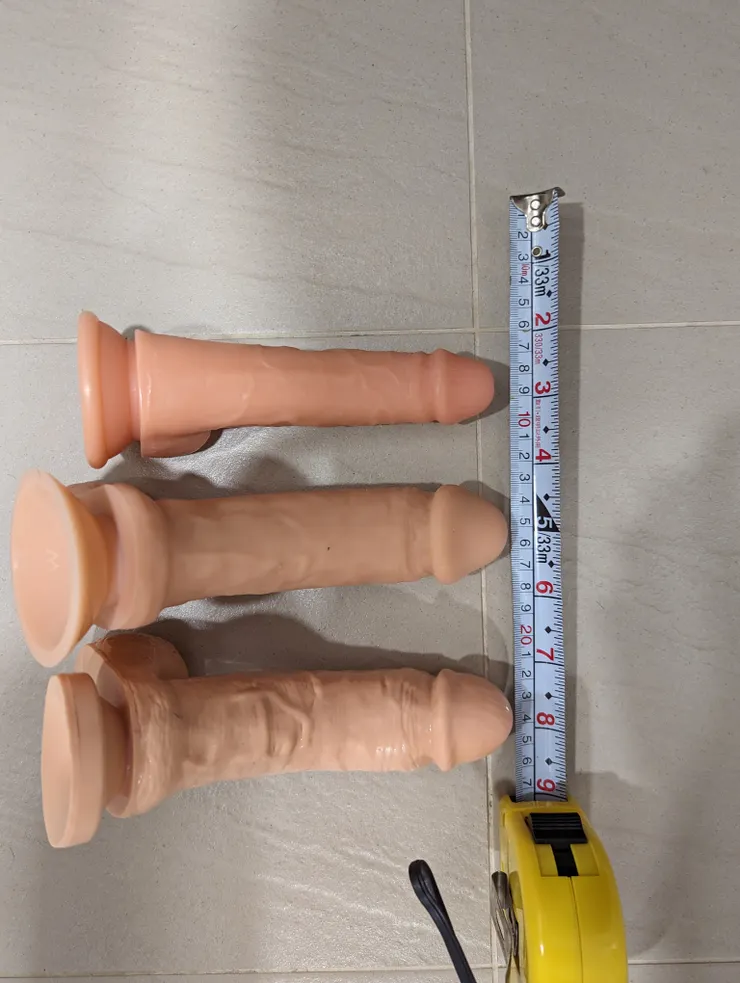 這裡可以看到粗度。雖然中間那隻矽膠的比下面那個調教肛門直腸的還要粗些,但是因為他的材質是矽膠比較軟,所以吃起來還比下面那隻細一點的PVC 還要適口。