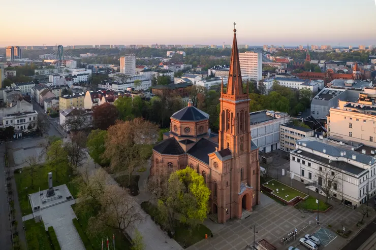 Freedom Square；此張空拍圖取自wiki
