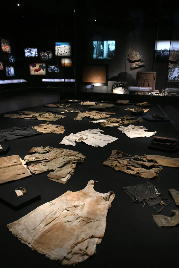 資料館內展出在建築物拆除現場遭遇原爆的學生遺物。