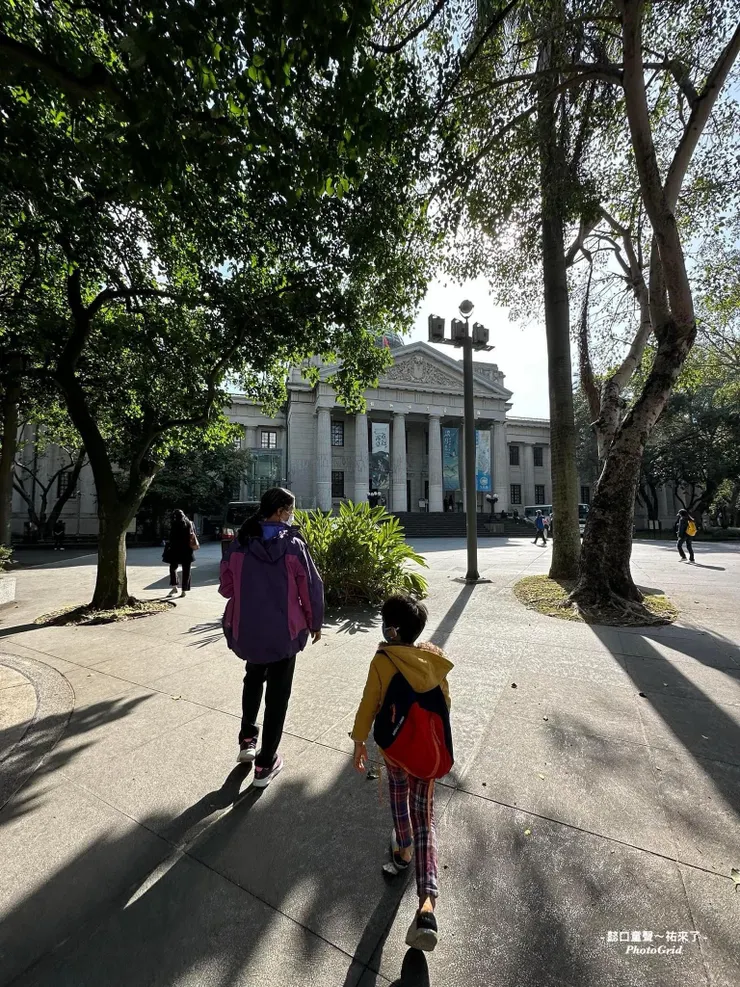 國立臺灣博物館外圍舒適綠意盎然。