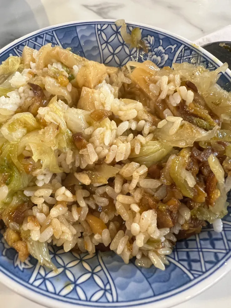 有白菜滷和筍絲的滷肉飯