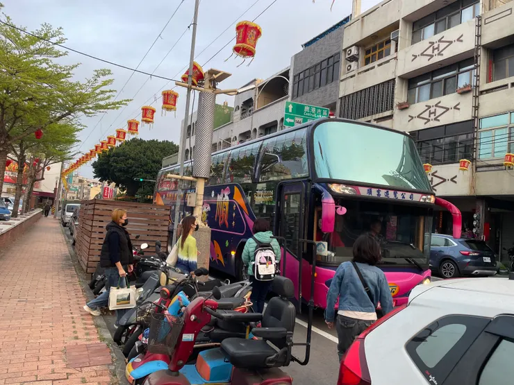 一早遊覽車接送