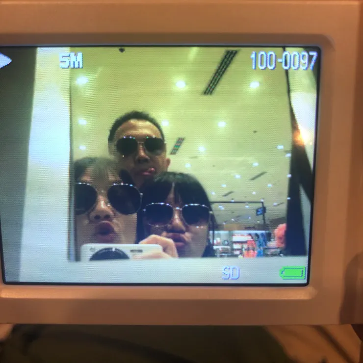 PIG團在SM買了同款墨鏡，399披索而已，這張照片沒有Vito是因為他被店員帶去看別的墨鏡了