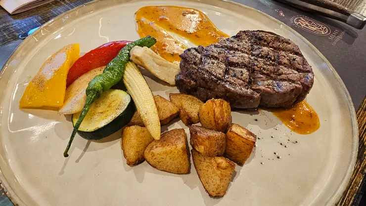老爸說高雄圓山大飯店秘境餐酒館的菲力牛排超好吃!謝謝厲害的主廚及親切的餐廳服務人員!