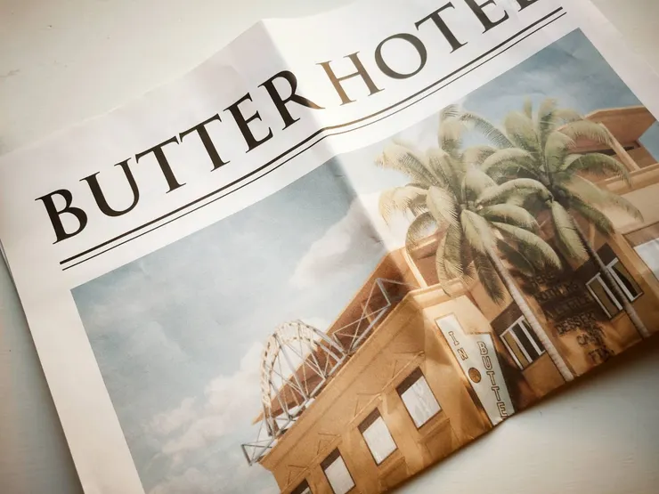 報紙也可以當成拍照的小道具喔><