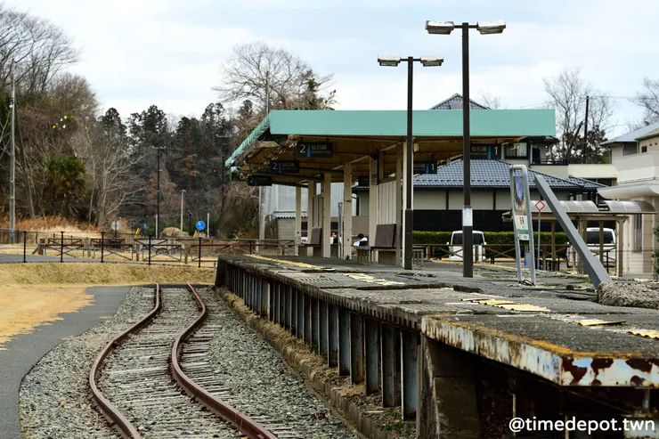 廢棄的鐵路路段只留下舊野蒜車站的月台和軌道來見證大自然的威力