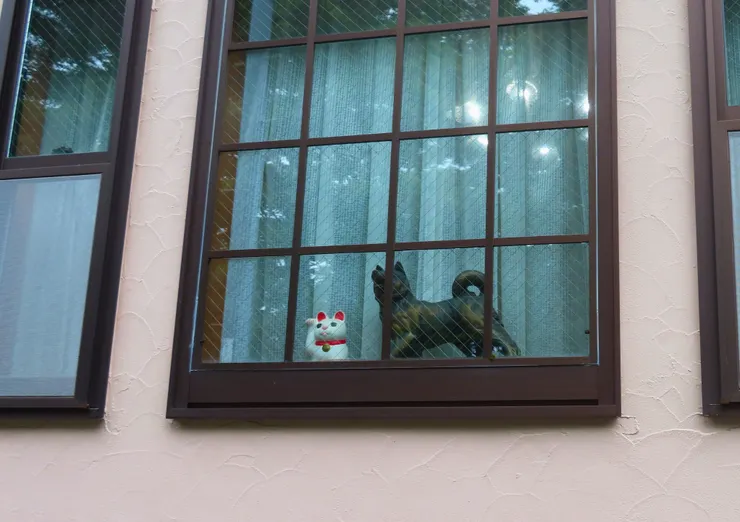 附近居民都有買隻招福貓回家擺