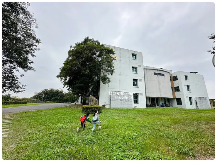 停車場離體驗館的距離很近。草坪推行輪椅稍微不便。