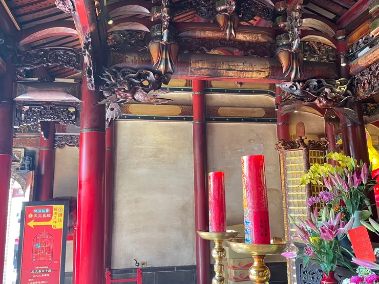 樑柱上甚至有古代的避震結構