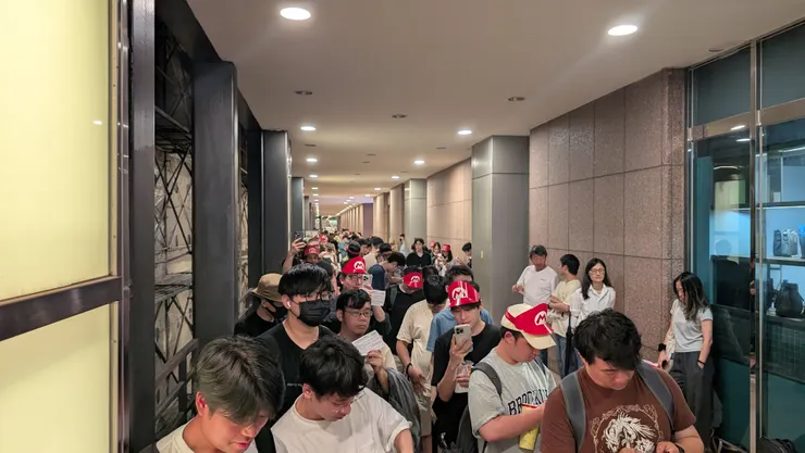 快開賣前的隊伍,其實人數比想像中少很多。