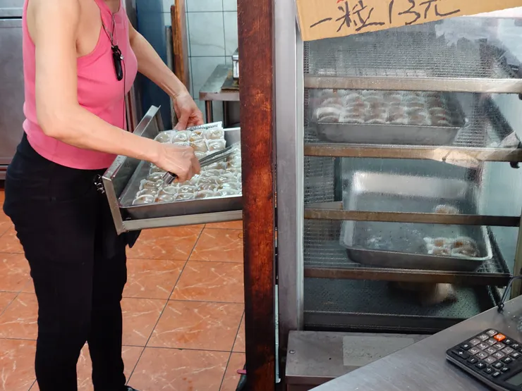 水晶餃都置放於鐵櫃中保溫，一顆顆十分圓潤可愛。