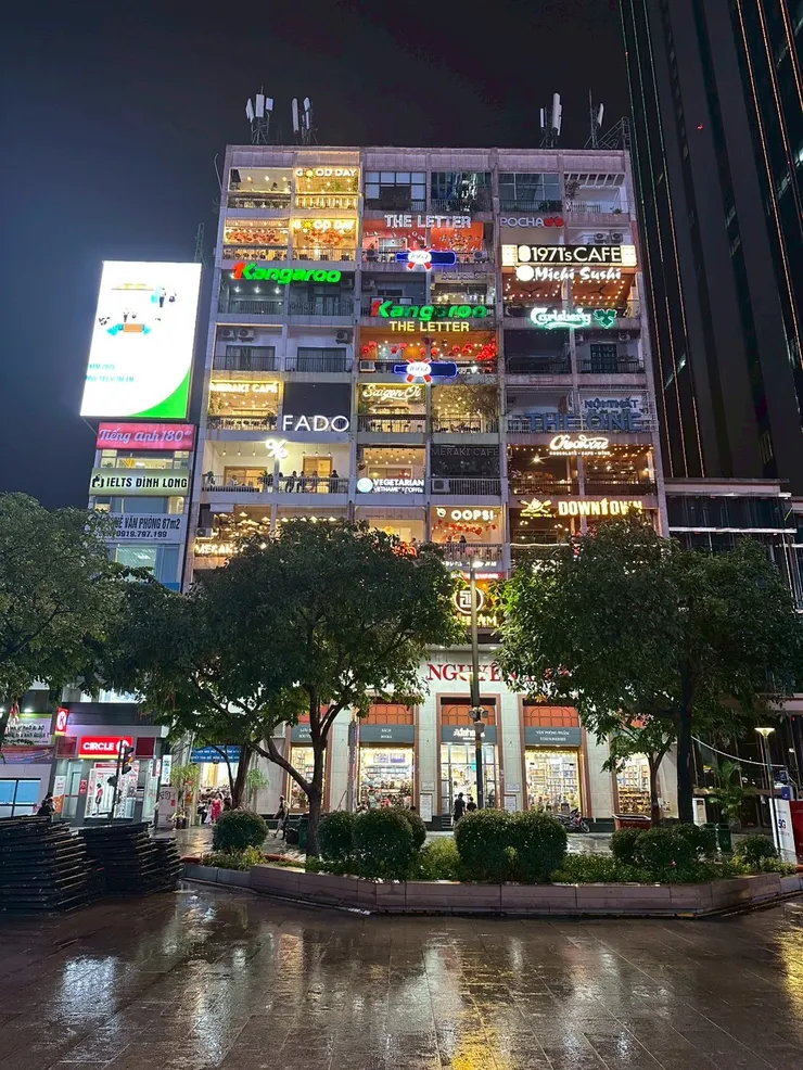 沿路經過夜晚的咖啡公寓