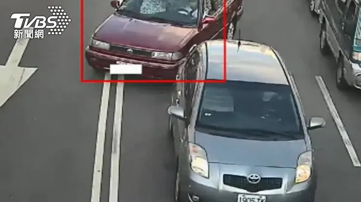 常發生在路口處,發現開到轉彎專用道急著要變換車道時。