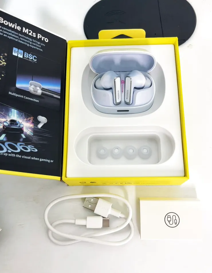 外盒都有磁吸，質感到位，隨盒附上2副透明耳套，超讚