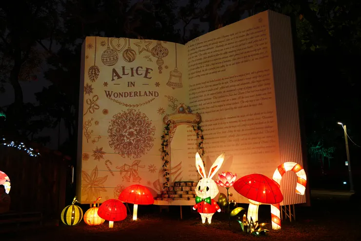 點燈後的奇幻夢遊，角色會在小木屋窗戶與書本間穿梭