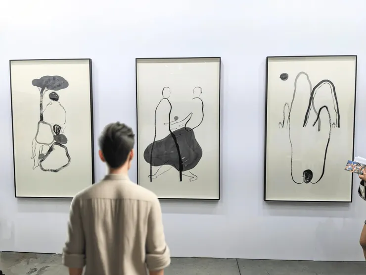 Lulu NGIE 倪鷺露 Try to release 嘗試鬆開手、Improvise 即興、Connecting with the hills beyond 與遠山連繫  2024 ink on paper 158 x 93 cm framed 照片中看展者由AI製作