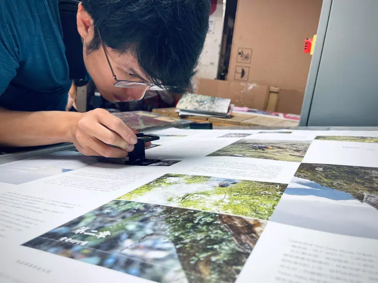 仔細用放大鏡看樣。