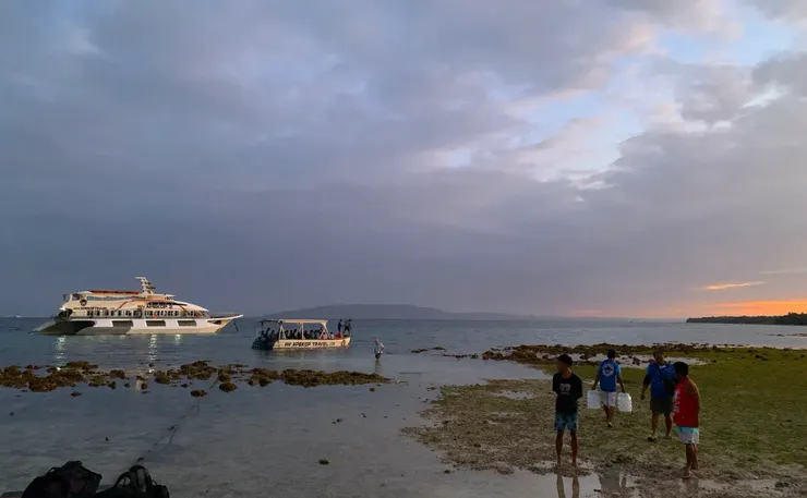 用小船分批將乘客載至大船