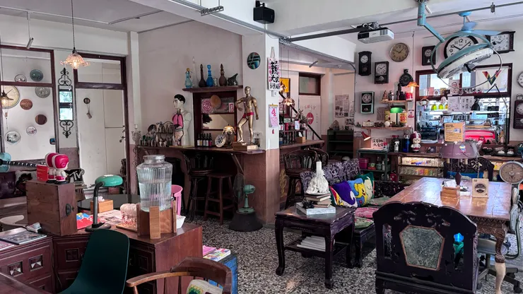 老宅翻新，仍有許多復古擺飾、舊物，很完整的佈置