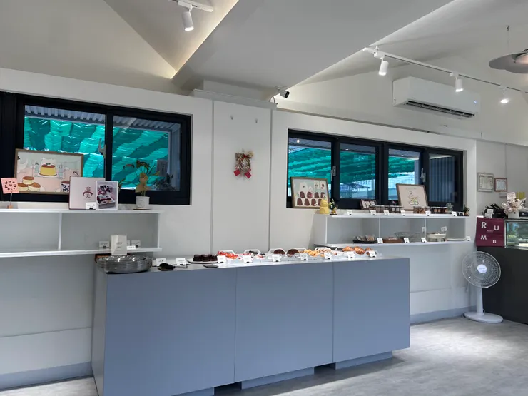 店內可以看到旁邊游泳池遮陽蓬