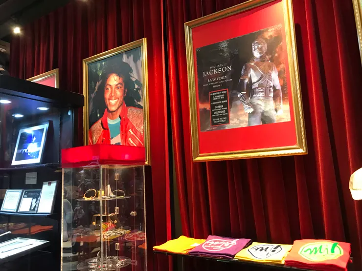 左下角的展櫃裏放著紀念品出售，但價錢貴得離譜之餘也十分難看，連我也買不下手。