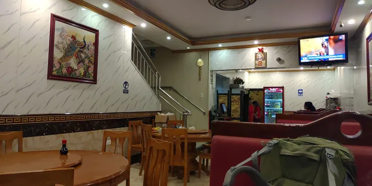 四處可見Chifa中餐廳，道地的擺設