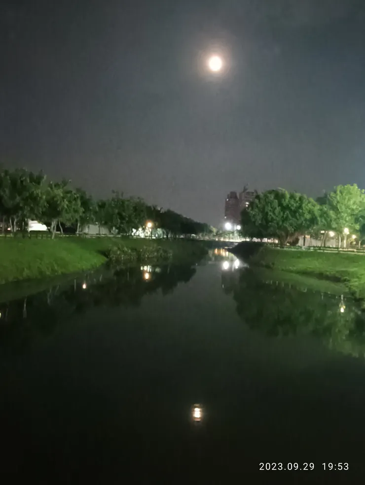 雨後尋，湖映秋月影遙搖；中秋夜自拍於復興公園