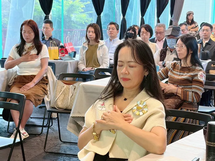 和與會來賓在Padma老師的靜心引導中感受「我在」