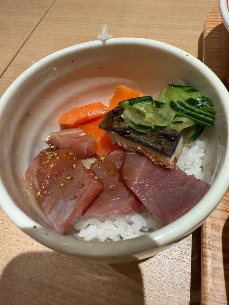 在飯店自助餐自製的海鮮丼飯