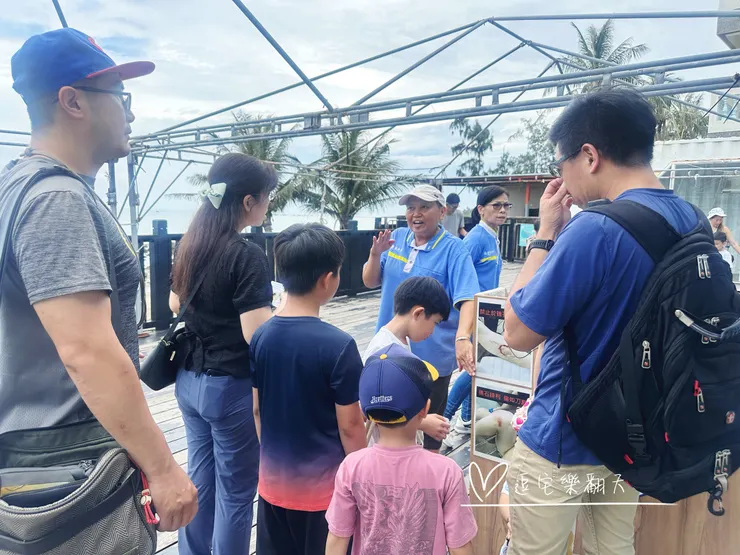 進去前,工作人員會先蓋章及宣導